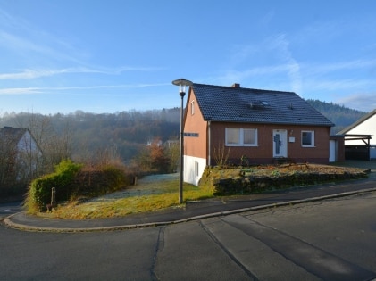 Ruhig gelegenes Wohnhaus mit Balkon, Terrasse, Garage, Carport und Aussicht