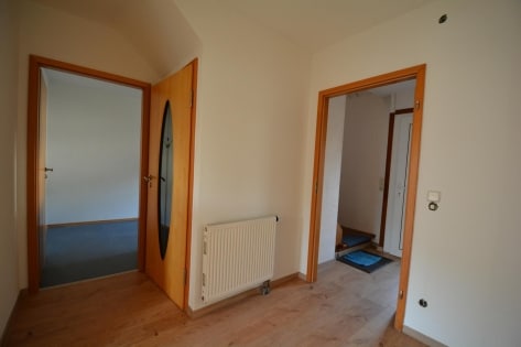 Ruhig gelegenes Wohnhaus mit Balkon, Terrasse, Garage, Carport und Aussicht