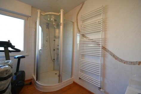 Ruhig gelegenes Wohnhaus mit Balkon, Terrasse, Garage, Carport und Aussicht