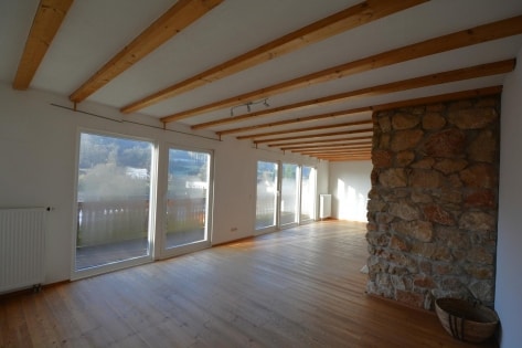 Ruhig gelegenes Wohnhaus mit Balkon, Terrasse, Garage, Carport und Aussicht