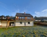 Ruhig gelegenes Wohnhaus mit Balkon, Terrasse, Garage, Carport und Aussicht