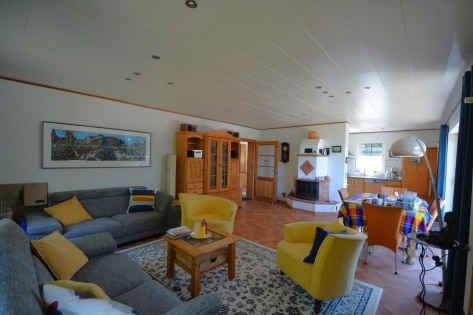 Ruhig gelegenes Wohnhaus mit Balkon, Terrasse, Garten, 3 Garagen und einzigartiger Aussicht