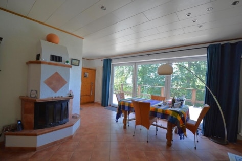 Ruhig gelegenes Wohnhaus mit Balkon, Terrasse, Garten, 3 Garagen und einzigartiger Aussicht