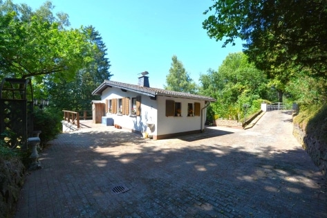 Ruhig gelegenes Wohnhaus mit Balkon, Terrasse, Garten, 3 Garagen und einzigartiger Aussicht