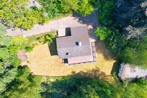 Ruhig gelegenes Wohnhaus mit Balkon, Terrasse, Garten, 3 Garagen und einzigartiger Aussicht
