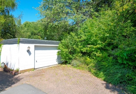 Ruhig gelegenes Wohnhaus mit Balkon, Terrasse, Garten, 3 Garagen und einzigartiger Aussicht