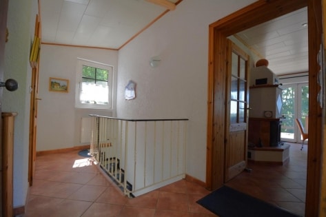 Ruhig gelegenes Wohnhaus mit Balkon, Terrasse, Garten, 3 Garagen und einzigartiger Aussicht