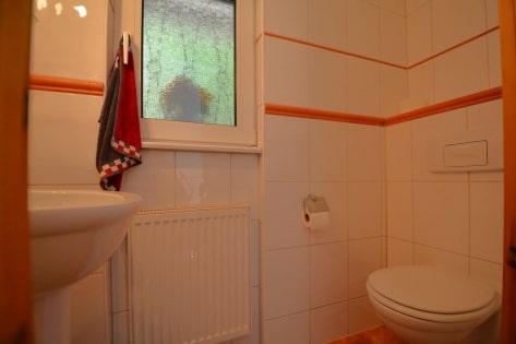 Ruhig gelegenes Wohnhaus mit Balkon, Terrasse, Garten, 3 Garagen und einzigartiger Aussicht