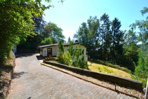 Ruhig gelegenes Wohnhaus mit Balkon, Terrasse, Garten, 3 Garagen und einzigartiger Aussicht