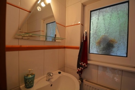 Ruhig gelegenes Wohnhaus mit Balkon, Terrasse, Garten, 3 Garagen und einzigartiger Aussicht