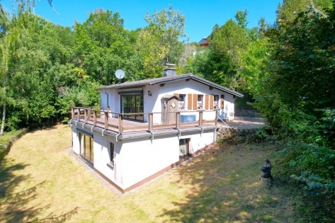 Ruhig gelegenes Wohnhaus mit Balkon, Terrasse, Garten, 3 Garagen und einzigartiger Aussicht