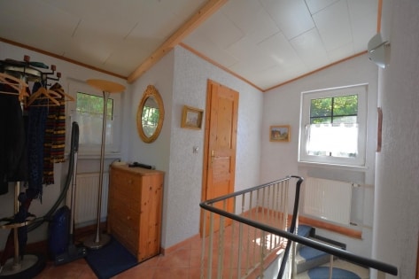 Ruhig gelegenes Wohnhaus mit Balkon, Terrasse, Garten, 3 Garagen und einzigartiger Aussicht