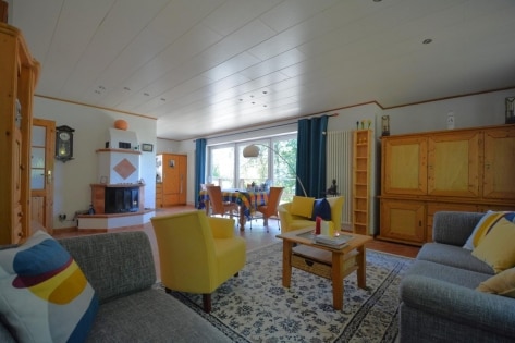 Ruhig gelegenes Wohnhaus mit Balkon, Terrasse, Garten, 3 Garagen und einzigartiger Aussicht