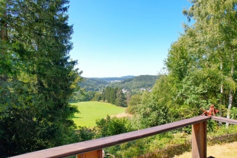 Ruhig gelegenes Wohnhaus mit Balkon, Terrasse, Garten, 3 Garagen und einzigartiger Aussicht
