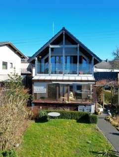 Ruhig gelegenes Wohnhaus mit Carport, Wintergarten, �berdachtem Balkon und Garten