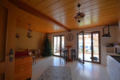 Ruhig gelegenes Wohnhaus mit Carport, Wintergarten, �berdachtem Balkon und Garten