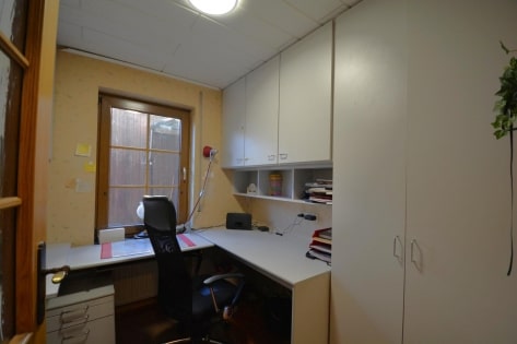 Ruhig gelegenes Wohnhaus mit Carport, Wintergarten, �berdachtem Balkon und Garten