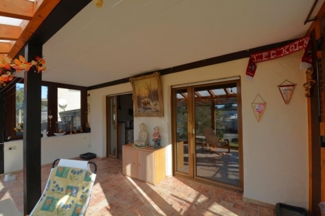 Ruhig gelegenes Wohnhaus mit Carport, Wintergarten, �berdachtem Balkon und Garten