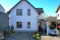 Ruhig gelegenes Wohnhaus mit Carport, Wintergarten, �berdachtem Balkon und Garten
