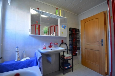 Ruhig gelegenes Wohnhaus mit Carport, Wintergarten, �berdachtem Balkon und Garten