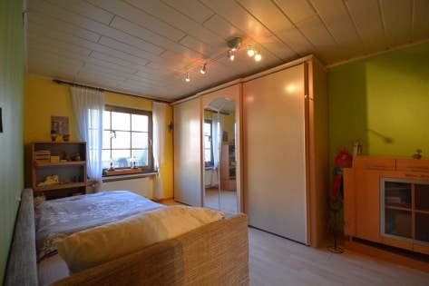 Ruhig gelegenes Wohnhaus mit Carport, Wintergarten, �berdachtem Balkon und Garten