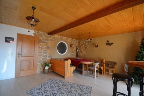 Ruhig gelegenes Wohnhaus mit Carport, Wintergarten, �berdachtem Balkon und Garten