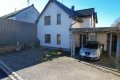 Ruhig gelegenes Wohnhaus mit Carport, Wintergarten, �berdachtem Balkon und Garten
