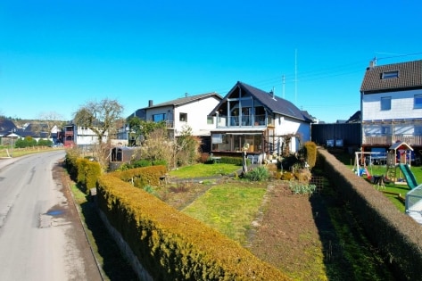 Ruhig gelegenes Wohnhaus mit Carport, Wintergarten, �berdachtem Balkon und Garten