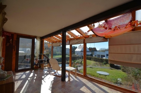 Ruhig gelegenes Wohnhaus mit Carport, Wintergarten, �berdachtem Balkon und Garten