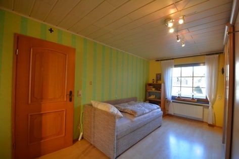 Ruhig gelegenes Wohnhaus mit Carport, Wintergarten, �berdachtem Balkon und Garten