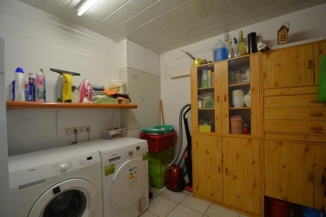 Ruhig gelegenes Wohnhaus mit Carport, Wintergarten, �berdachtem Balkon und Garten