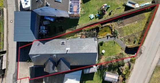 Ruhig gelegenes Wohnhaus mit Carport, Wintergarten, �berdachtem Balkon und Garten