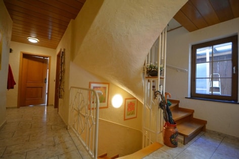 Ruhig gelegenes Wohnhaus mit Carport, Wintergarten, �berdachtem Balkon und Garten