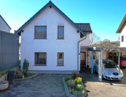 Ruhig gelegenes Wohnhaus mit Carport, Wintergarten, �berdachtem Balkon und Garten