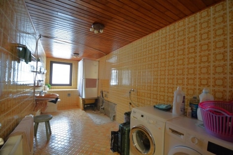 Ruhig gelegenes Wohnhaus mit Nebengeb�ude, Garten und 2 Gartenh�usern