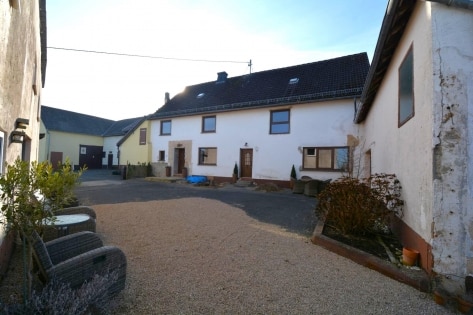 Ruhig gelegenes Wohnhaus mit Nebengeb�ude, Garten und 2 Gartenh�usern