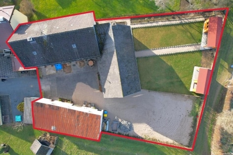 Ruhig gelegenes Wohnhaus mit Nebengeb�ude, Garten und 2 Gartenh�usern