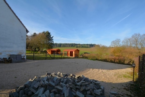 Ruhig gelegenes Wohnhaus mit Nebengeb�ude, Garten und 2 Gartenh�usern