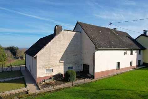 Ruhig gelegenes Wohnhaus mit Nebengeb�ude, Garten und 2 Gartenh�usern