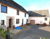 Ruhig gelegenes Wohnhaus mit Nebengeb�ude, Garten und 2 Gartenh�usern