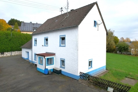 Ruhig gelegenes ehemaliges Eifelbauernhaus mit Nebengebude, Garagen, Stall und berdachter Terrasse auf einem 3.188 m groen Grundstck