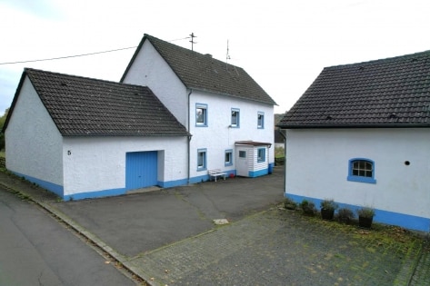 Ruhig gelegenes ehemaliges Eifelbauernhaus mit Nebengebude, Garagen, Stall und berdachter Terrasse auf einem 3.188 m groen Grundstck