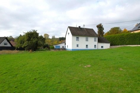 Ruhig gelegenes ehemaliges Eifelbauernhaus mit Nebengebude, Garagen, Stall und berdachter Terrasse auf einem 3.188 m groen Grundstck