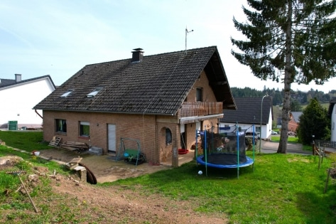 Ruhig gelegenes freistehendes 3-Familienhaus mit Balkon, Terrasse und Garage