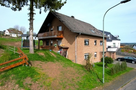 Ruhig gelegenes freistehendes 3-Familienhaus mit Balkon, Terrasse und Garage
