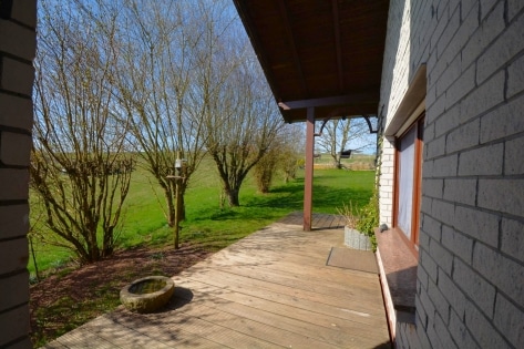 Ruhig gelegenes, freistehendes Einfamilienhaus + 2 zus�tzliche Baugrundst�cke, mit �berdachter Terrasse, Garage und herrlicher Aussicht