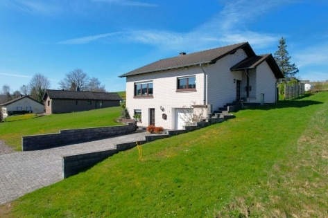Ruhig gelegenes, freistehendes Einfamilienhaus + 2 zus�tzliche Baugrundst�cke, mit �berdachter Terrasse, Garage und herrlicher Aussicht