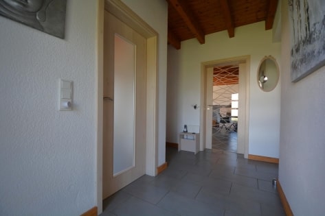 Ruhig gelegenes, freistehendes Einfamilienhaus + 2 zus�tzliche Baugrundst�cke, mit �berdachter Terrasse, Garage und herrlicher Aussicht