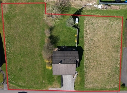 Ruhig gelegenes, freistehendes Einfamilienhaus + 2 zus�tzliche Baugrundst�cke, mit �berdachter Terrasse, Garage und herrlicher Aussicht