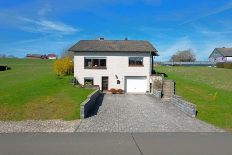 Ruhig gelegenes, freistehendes Einfamilienhaus + 2 zus�tzliche Baugrundst�cke, mit �berdachter Terrasse, Garage und herrlicher Aussicht